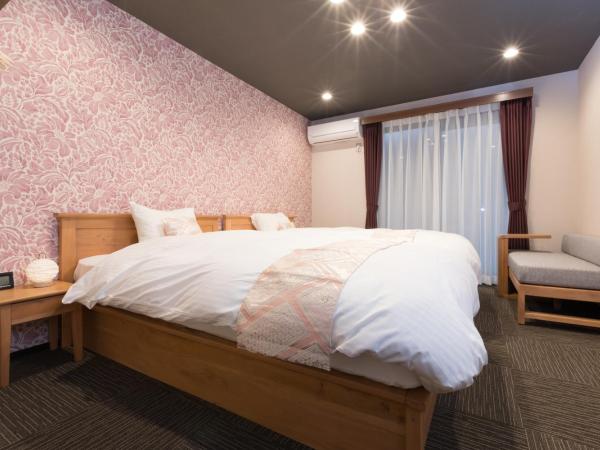 Stay SAKURA Kyoto Nijo Seasons : photo 10 de la chambre chambre lits jumeaux standard avec canapé