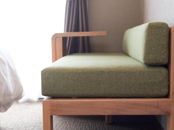 Stay SAKURA Kyoto Nijo Seasons : photo 3 de la chambre chambre lits jumeaux standard avec canapé