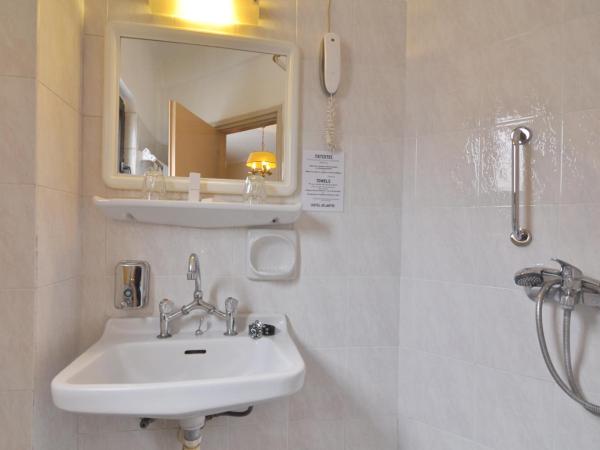 Hotel Atlantis : photo 2 de la chambre chambre triple - vue latérale sur mer