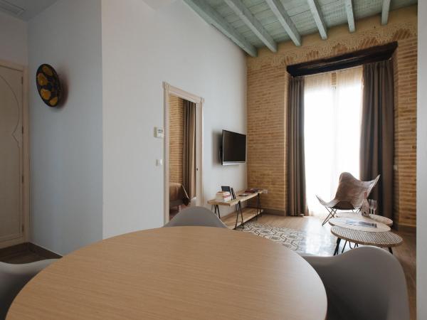 Hommyhome Casa Assle : photo 1 de la chambre suite avec balcon