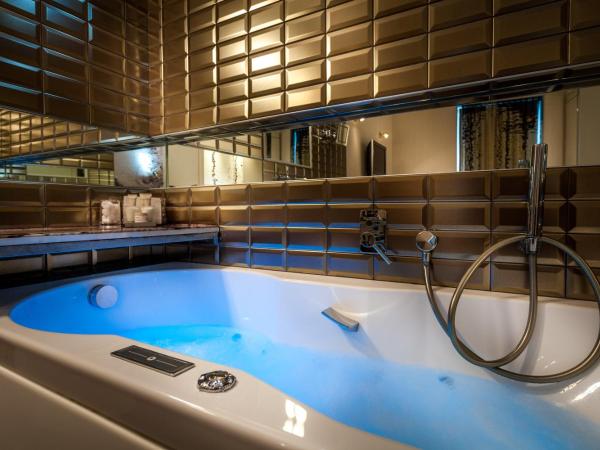 Apostrophe Hôtel : photo 5 de la chambre chambre double balneo avec baignoire de chromothérapie