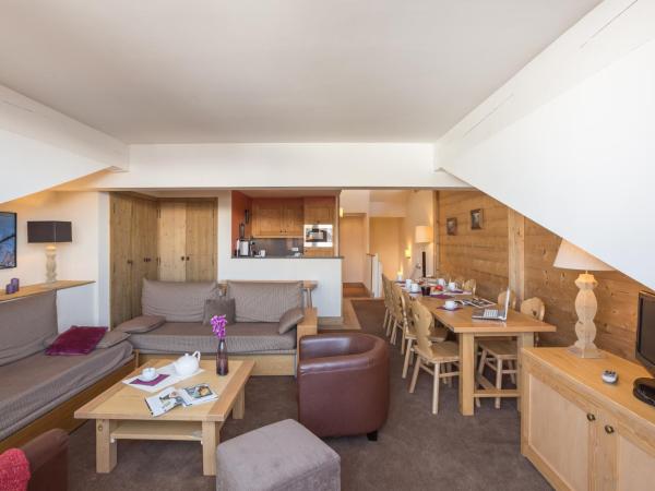 Résidence Pierre & Vacances Premium Les Chalets du Forum : photo 1 de la chambre appartement 3 chambres avec balcon - vue sur montagne (10 personnes)