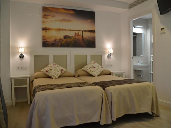 Hotel Doña Lina : photo 3 de la chambre chambre double ou lits jumeaux