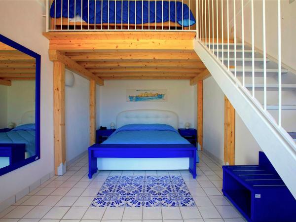 Hotel Casale Milocca : photo 1 de la chambre chambre quadruple avec mezzanine