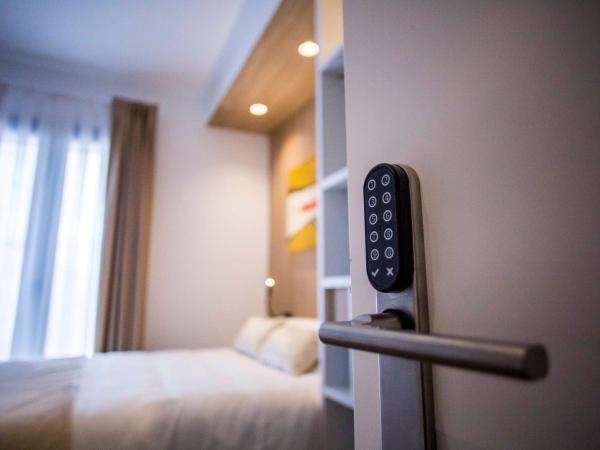 Hostal Sevilla Santa Justa - Adults only : photo 8 de la chambre chambre lit queen-size avec salle de bains privative 