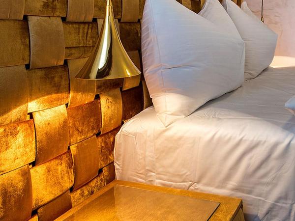 Arcadie Hotel & Apartments : photo 5 de la chambre suite lit king-size avec baignoire spa et balcon - vue sur château