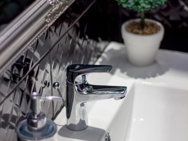 ClickTheFlat Żurawia Street Apart Rooms : photo 6 de la chambre chambre double avec salle de bains commune