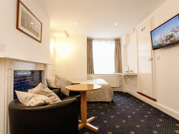 Jesmond Hotel : photo 4 de la chambre chambre triple avec salle de bains