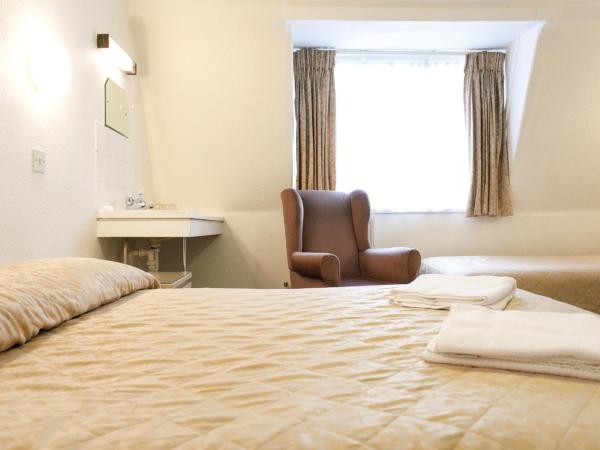 Jesmond Hotel : photo 1 de la chambre chambre quadruple avec salle de bains commune