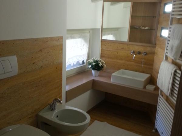 B&B Bergamo Alta : photo 6 de la chambre chambre lits jumeaux avec salle de bains commune