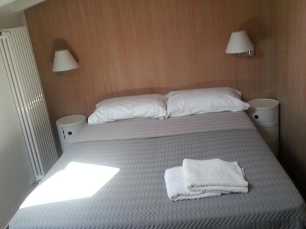 B&B Bergamo Alta : photo 6 de la chambre chambre double ou lits jumeaux avec salle de bains commune