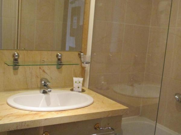 Hôtel Les Maréchaux : photo 2 de la chambre chambre double supérieure