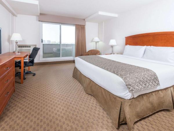 Ramada by Wyndham Edmonton South : photo 1 de la chambre chambre lit queen-size 