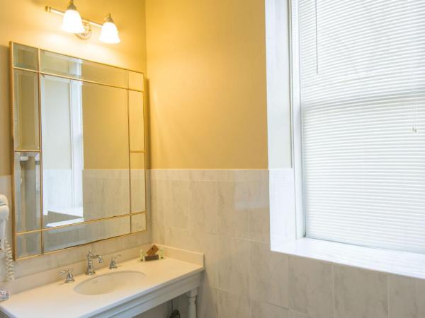 Fort Harrison State Park Inn : photo 2 de la chambre suite lit king-size