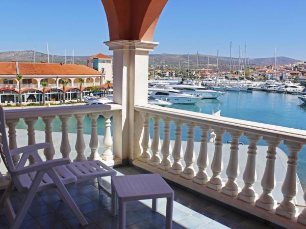 Marina Frapa Resort Rogoznica : photo 1 de la chambre suite lit king-size avec balcon