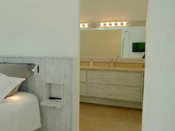 Mas des Cabidoules : photo 6 de la chambre chambre double – vue sur lac