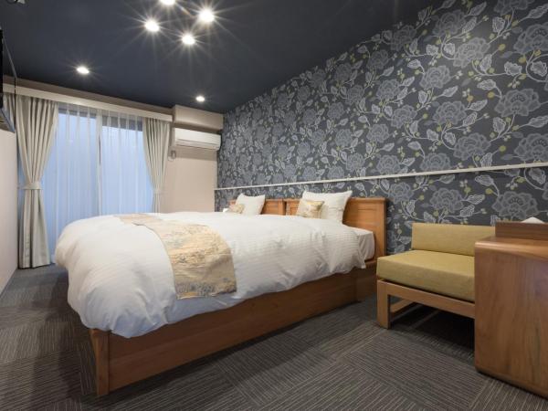 Stay SAKURA Kyoto Nijo Seasons : photo 2 de la chambre chambre lits jumeaux standard avec canapé