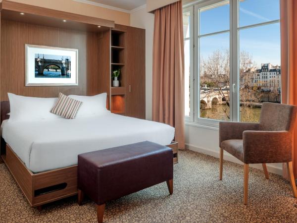Citadines Saint-Germain-des-Prés Paris : photo 1 de la chambre studio - vue sur seine