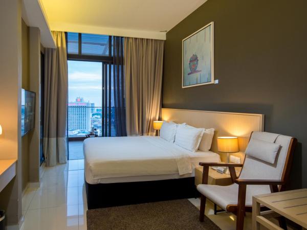 The Pines Melaka : photo 2 de la chambre chambre lit king-size exécutive avec balcon