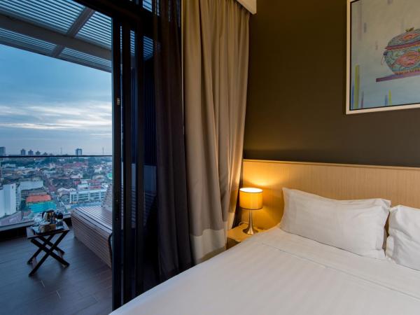 The Pines Melaka : photo 3 de la chambre chambre lit king-size exécutive avec balcon