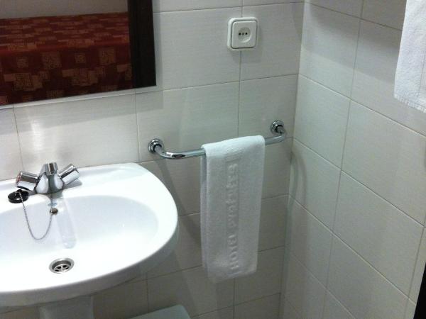 Hotel Pyrénées : photo 6 de la chambre petite chambre double Économique