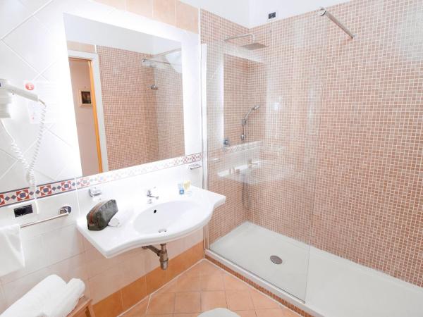 Hotel Rivage : photo 5 de la chambre chambre familiale