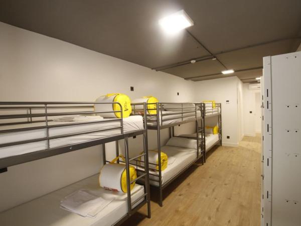 Bilbao Metropolitan Hostel by Bossh Hotels : photo 2 de la chambre lit dans dortoir de 6 lits avec salle de bains privative 