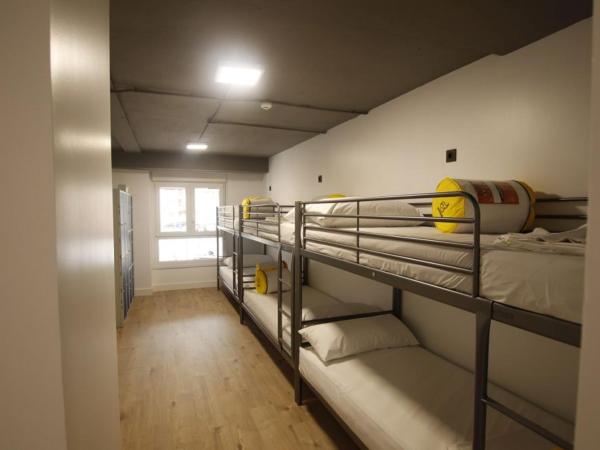 Bilbao Metropolitan Hostel by Bossh Hotels : photo 4 de la chambre lit dans dortoir de 8 lits avec salle de bains privative