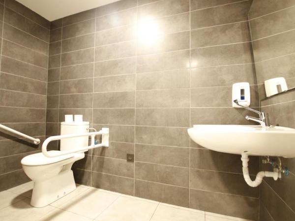 Bilbao Metropolitan Hostel by Bossh Hotels : photo 9 de la chambre lit dans dortoir mixte de 10 lits avec salle de bains privative