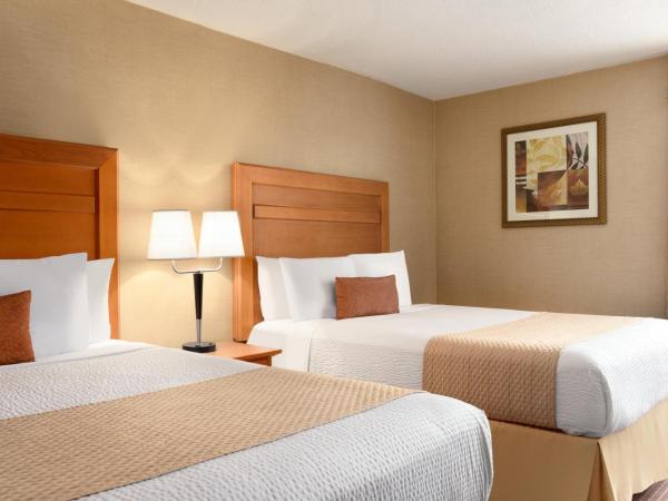 Days Inn by Wyndham Edmonton Downtown : photo 3 de la chambre chambre 2 lits queen-size - non-fumeurs