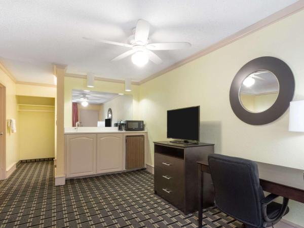 Days Inn by Wyndham Savannah Airport : photo 4 de la chambre hébergement 2 lits doubles deluxe - fumeurs