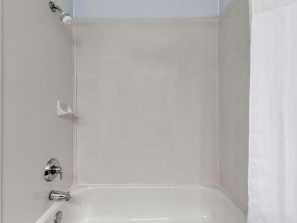 Days Inn & Suites by Wyndham Dallas : photo 3 de la chambre chambre avec 2 grands lits queen-size