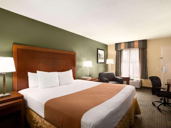 Days Inn by Wyndham Jacksonville Airport : photo 4 de la chambre chambre lit king-size avec douche accessible en fauteuil roulant - adaptée aux personnes à mobilité réduite/non-fumeurs