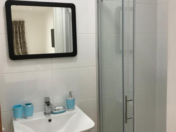 Oxford Bed and Breakfast : photo 9 de la chambre chambre triple avec douche