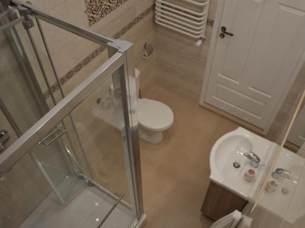 Ada Aparthouse : photo 5 de la chambre chambre double avec salle de bains privative extérieure