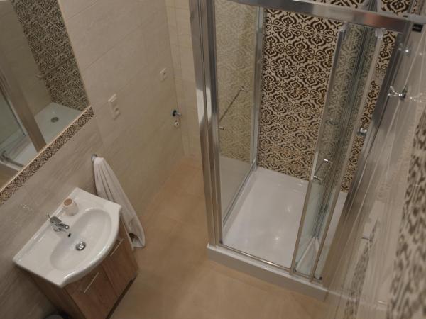 Ada Aparthouse : photo 6 de la chambre chambre double avec salle de bains privative extérieure