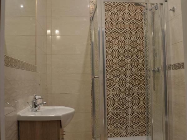 Ada Aparthouse : photo 7 de la chambre chambre double avec salle de bains privative extérieure