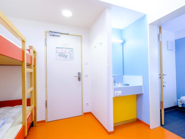 HI Munich Park Youth Hostel : photo 3 de la chambre chambre lits jumeaux