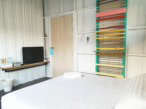 Baan Mai Kradan Hostel Chiang Rai : photo 5 de la chambre hébergement avec fenêtre