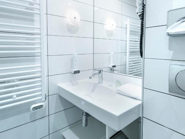 Kyriad Annemasse - Geneve : photo 2 de la chambre chambre supérieure avec 2 lits simples