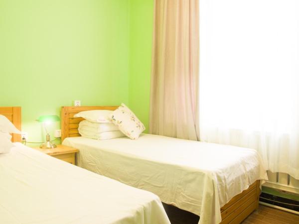 大连天天青旅民宿 : photo 3 de la chambre chambre lits jumeaux avec toilettes communes
