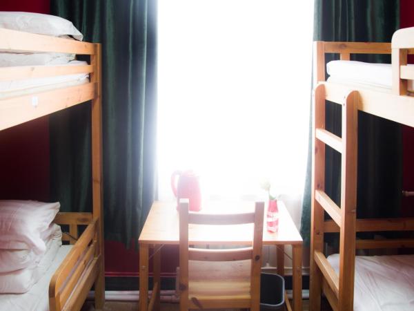 大连天天青旅民宿 : photo 2 de la chambre lit dans dortoir féminin de 4 lits avec salle de bains commune