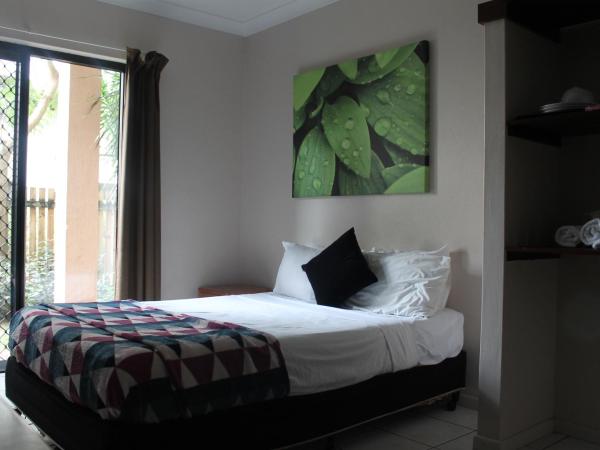 Bohemia Resort Cairns : photo 2 de la chambre chambre triple avec salle de bains commune