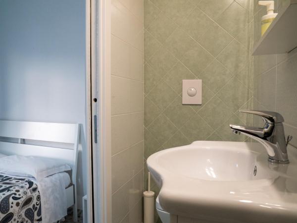 B&B Posidonia Salerno : photo 5 de la chambre chambre double avec salle de bains privative