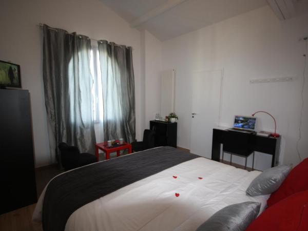 Chambres d'Hôtes LA PASTOURELLE Royan centre : photo 8 de la chambre chambre double deluxe avec baignoire