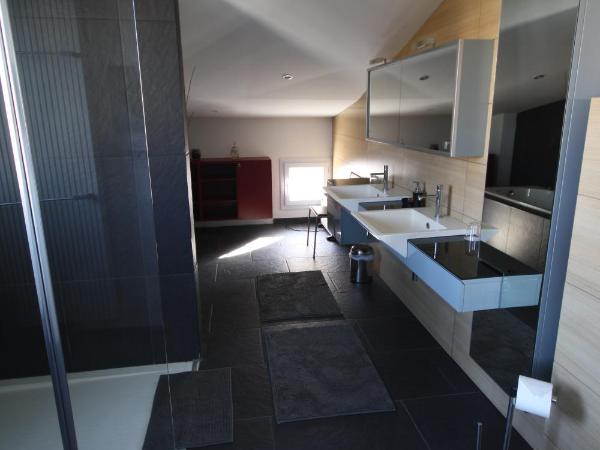 Chambres d'Hôtes LA PASTOURELLE Royan centre : photo 6 de la chambre chambre double deluxe avec baignoire