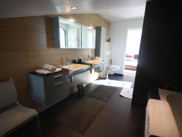 Chambres d'Hôtes LA PASTOURELLE Royan centre : photo 5 de la chambre chambre double deluxe avec baignoire