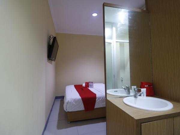 RedDoorz near ITC Cempaka Mas : photo 8 de la chambre chambre double