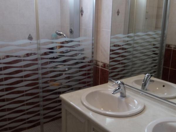 chez Myla chambre avec tv écran plat et salle de bain privative : photo 4 de la chambre chambre double - vue sur jardin