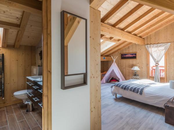 Chantemerle 1741, chambres d'hôtes à la montagne : photo 3 de la chambre chambre familiale avec balcon